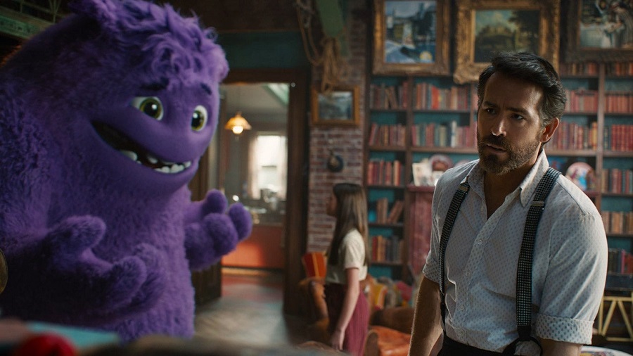 Personagem com monstro roxo em biblioteca.