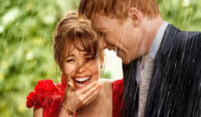 Casal sorrindo na chuva, felizes juntos.