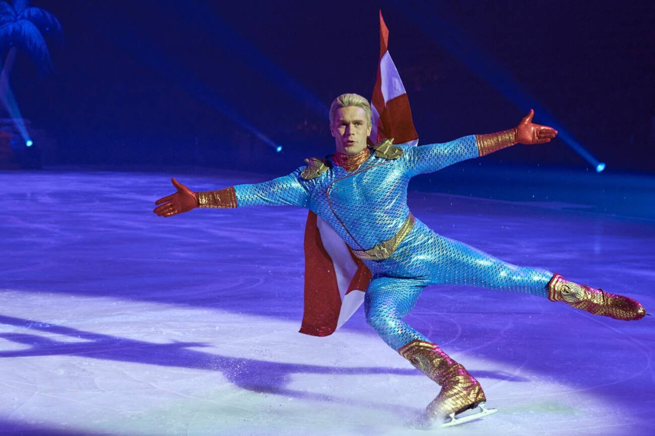 Patinador no gelo em traje de super-herói.