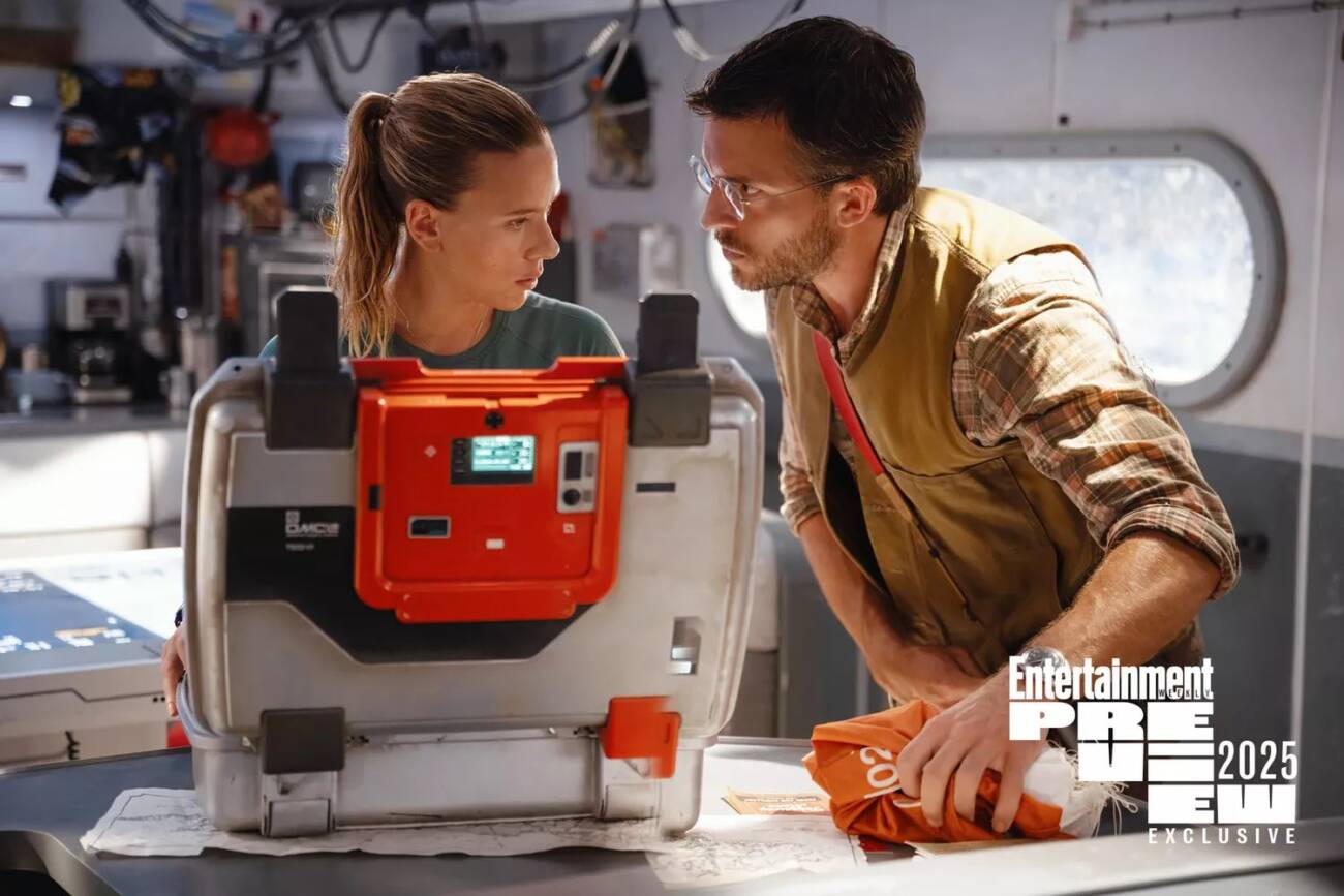 Cena de filme com dois cientistas analisando dados