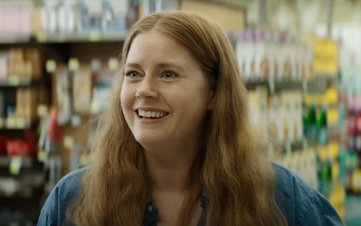 Mulher sorridente em supermercado.