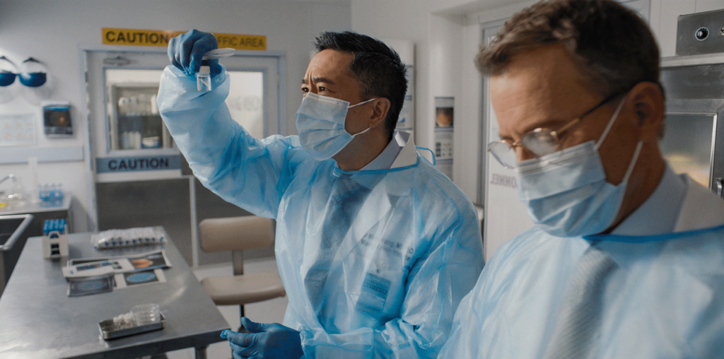 Cientistas analisando amostra em laboratório.