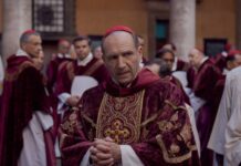 Grupo de cardeais em vestes vermelhas