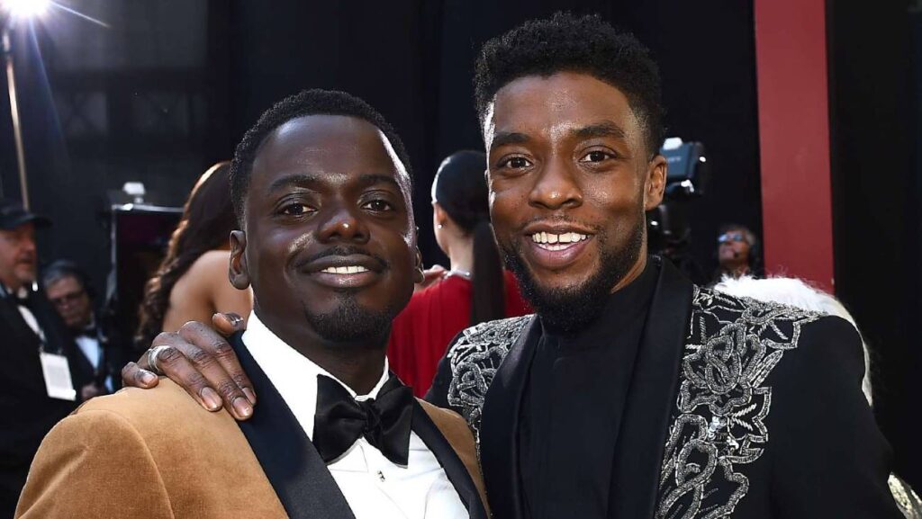 Dois homens sorrindo em evento formal.