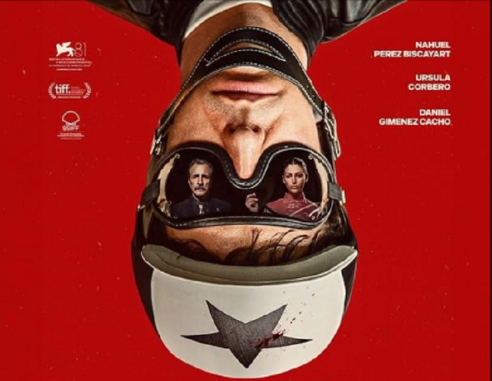 Capa de filme com motociclista de cabeça para baixo.