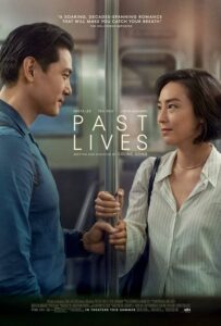 Casal conversa no metrô em cartaz do filme 'Past Lives'