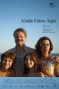 Poster do filme 'Ainda Estou Aqui' com família sorrindo