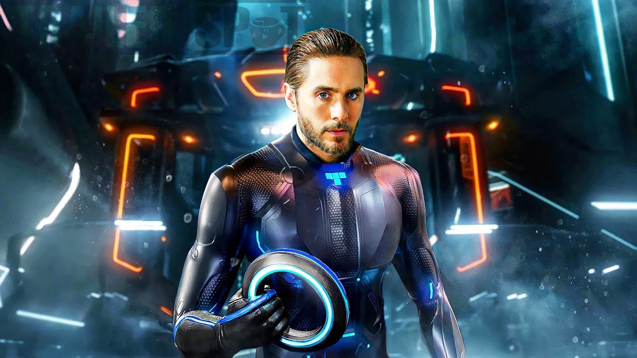 Homem vestido de tron em ambiente futurista iluminado