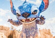 Stitch sorrindo e brincando com água.