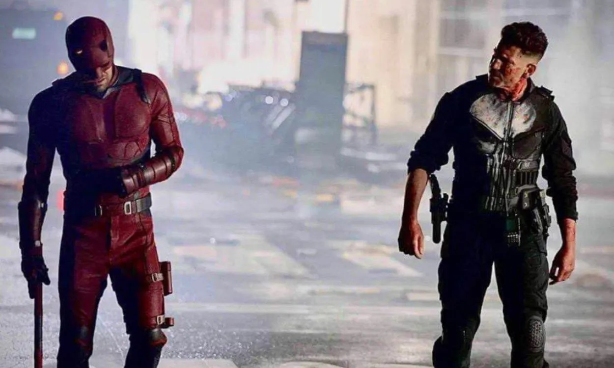 Daredevil e Justiceiro em cena de batalha urbana