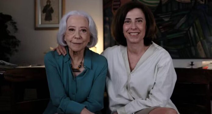 Duas mulheres sorrindo, uma idosa e outra adulta