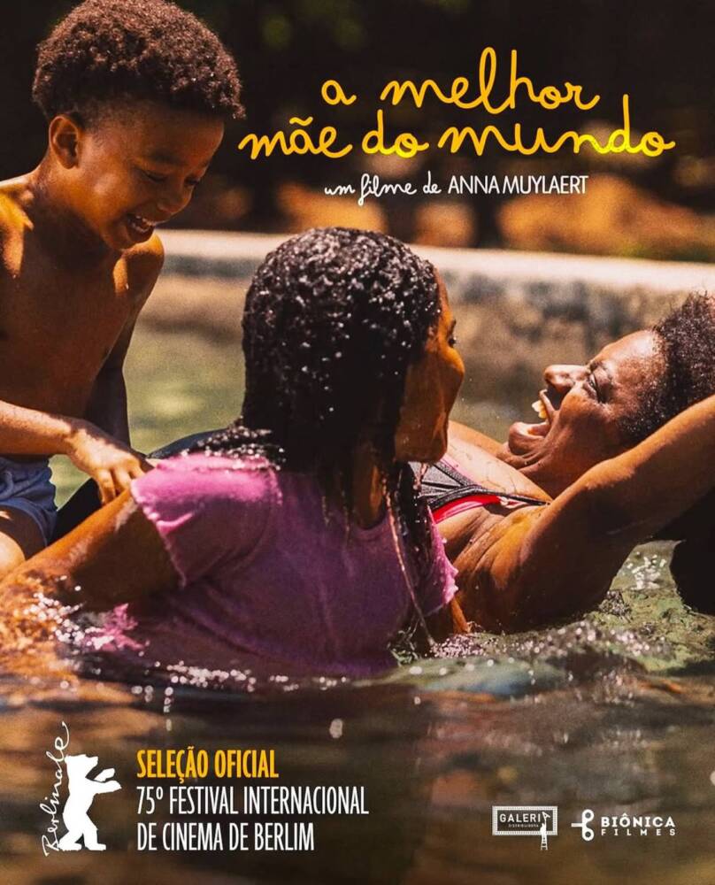 Criança brinca com mãe em rio, poster 'A Melhor Mãe do Mundo'